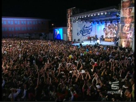 Immagine di Amici Live da Cagliari, trionfo di entusiasmo in tv e in piazza per Marco - Scopri su Televisione